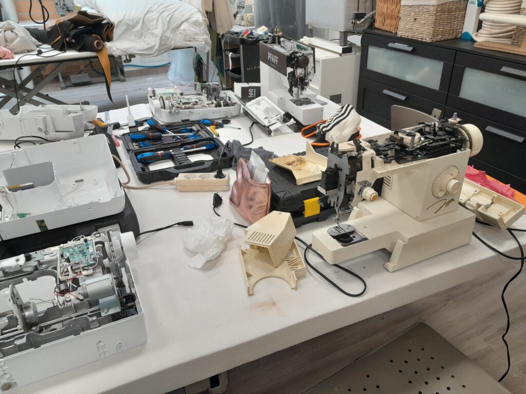 Établi de l'atelier MC Pays Basque avec machines démontées et outillage