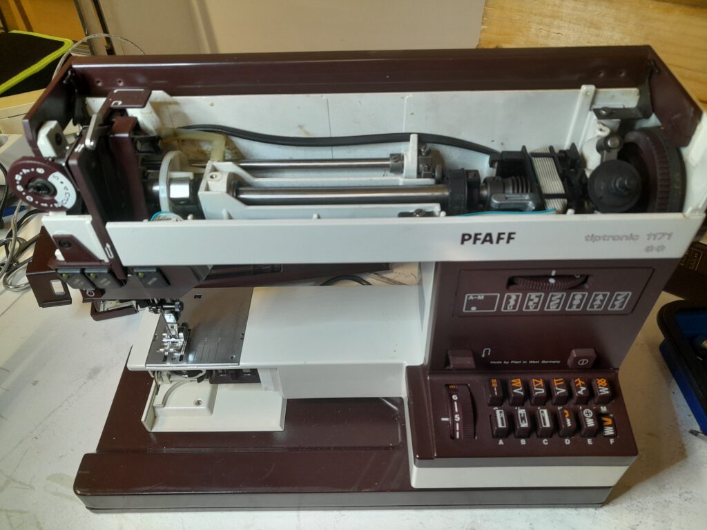 Machine Pfaff Tiptronic ouverte en cours de réparation à l'atelier