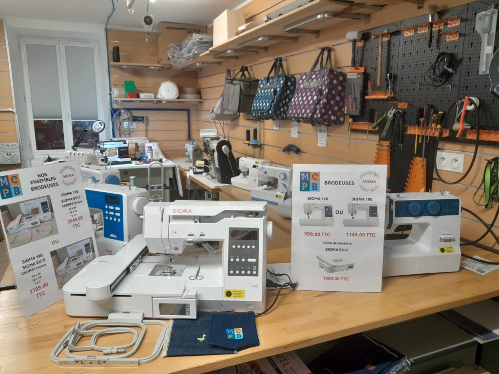 Machines à coudre et brodeuses SIGMA exposées au showroom MC Pays Basque