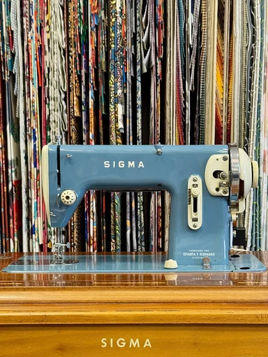 Machine à coudre Sigma bleue d'époque, fabriquée par Estarta y Ecenarro à Elgoibar