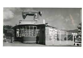 Le monument à la machine à coudre d'Elgoibar, photographie ancienne