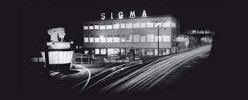 Façade de l'usine Sigma illuminée de nuit à Elgoibar