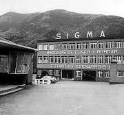L'usine Sigma à Elgoibar, enseigne « Máquinas de coser y bordar », au pied des montagnes